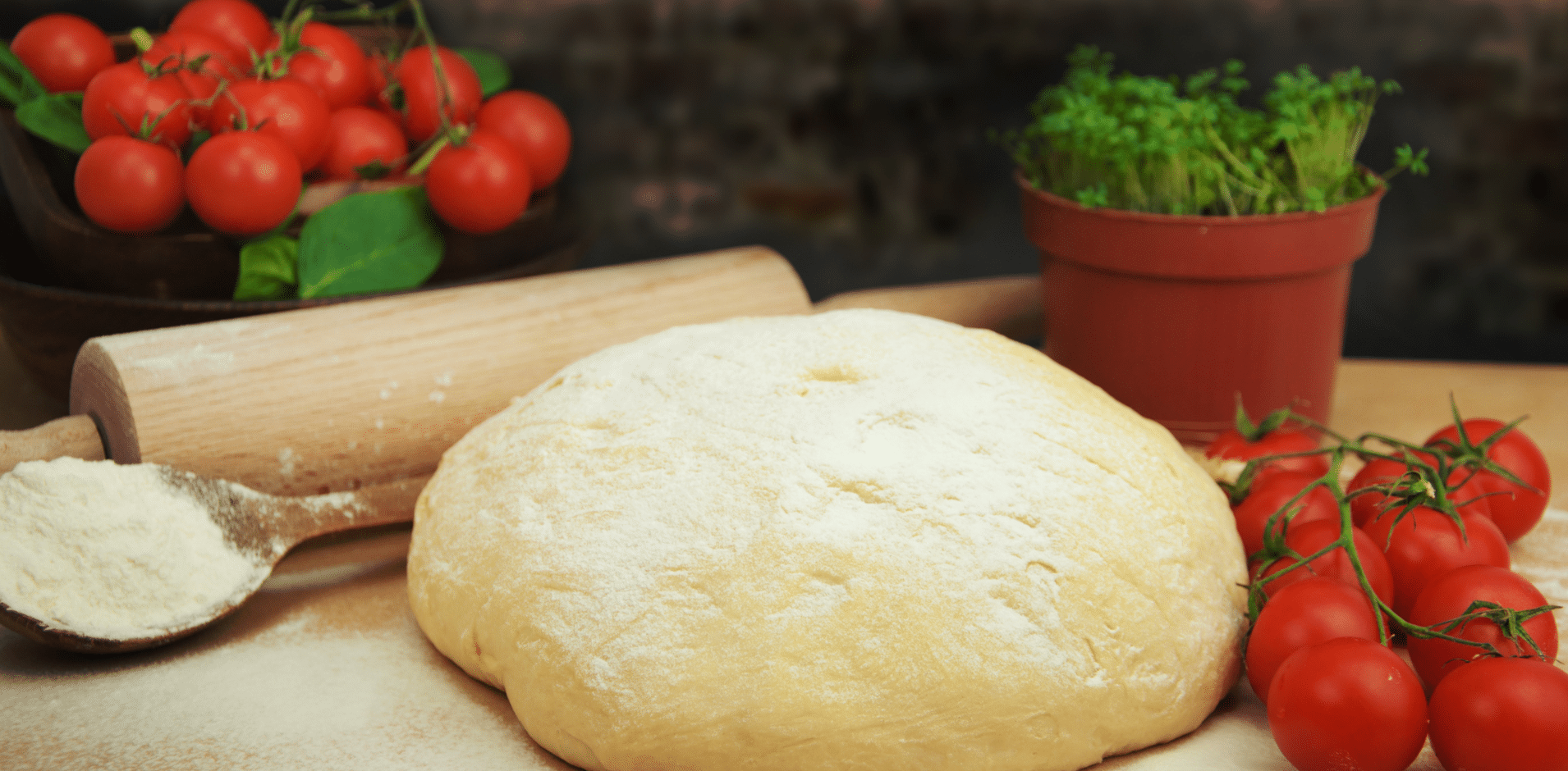 Bola de masa de Pizza- Don Pizza Logistec Bola de masa de pizza junto con harina, tomate y albahaca